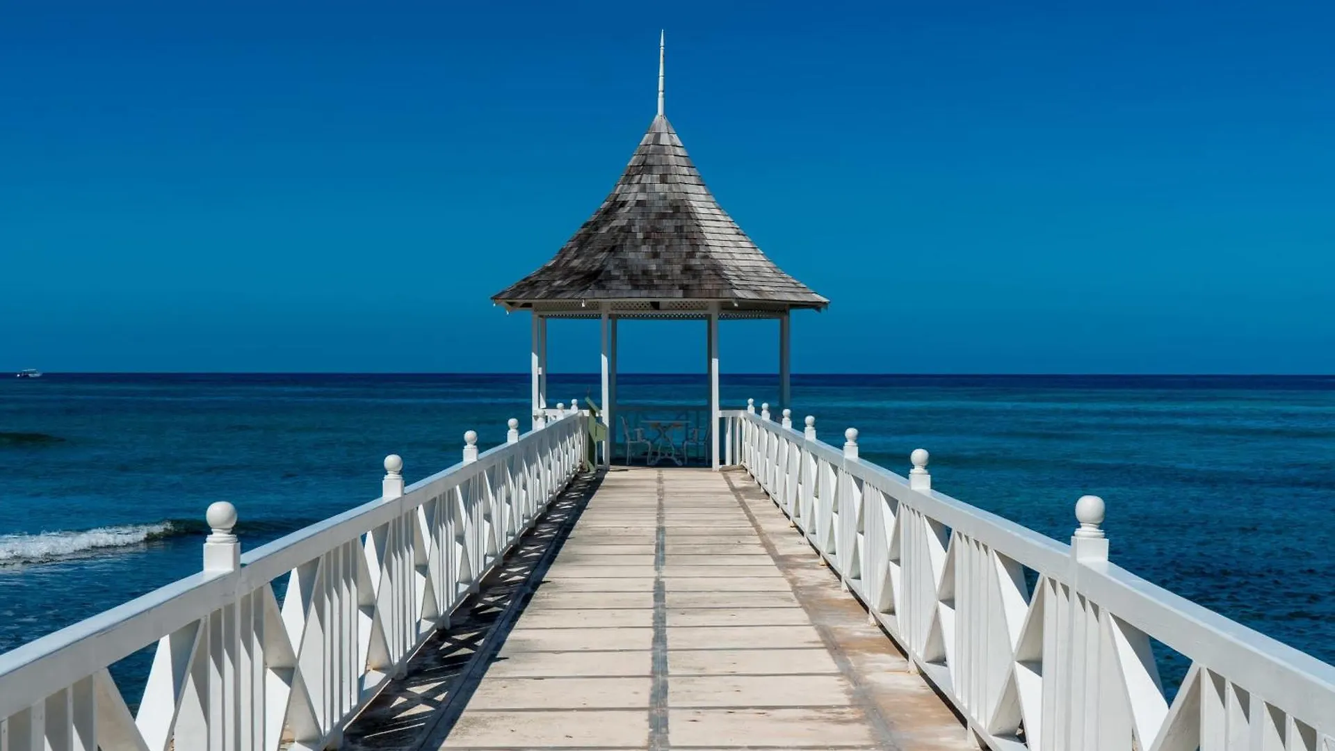Hospitality Expert Bts 4 - Pool Beach & Bar Montego Bay Inn