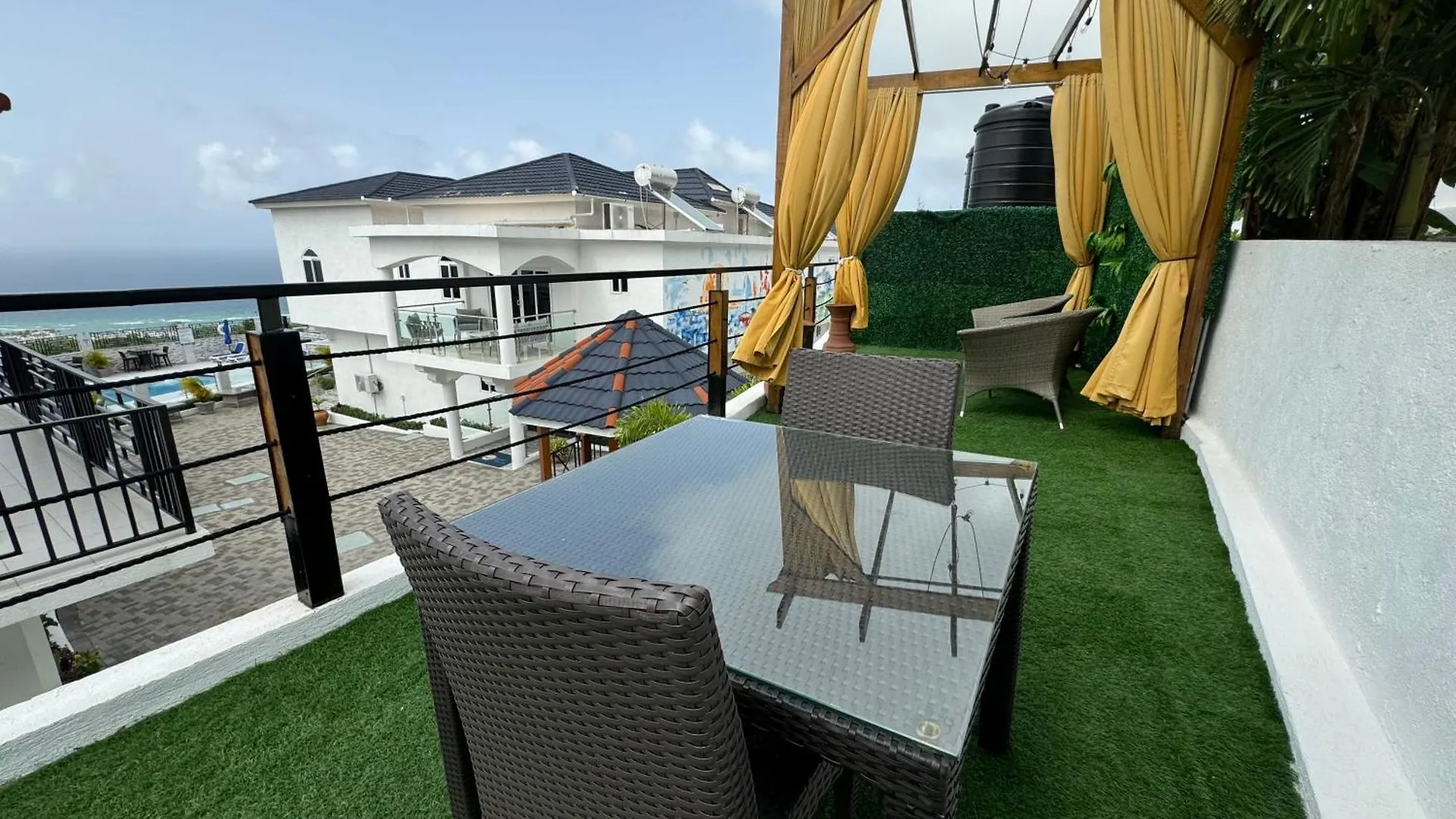 Hospitality Expert Bts 4 - Pool Beach & Bar Montego Bay Inn