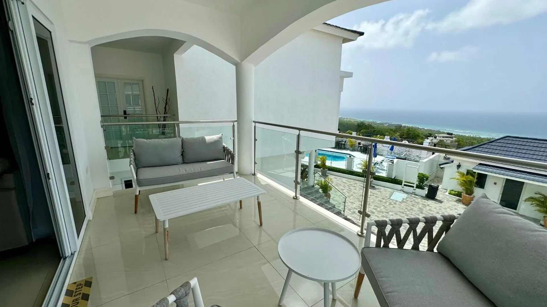 Hospitality Expert Bts 4 - Pool Beach & Bar Montego Bay Inn
