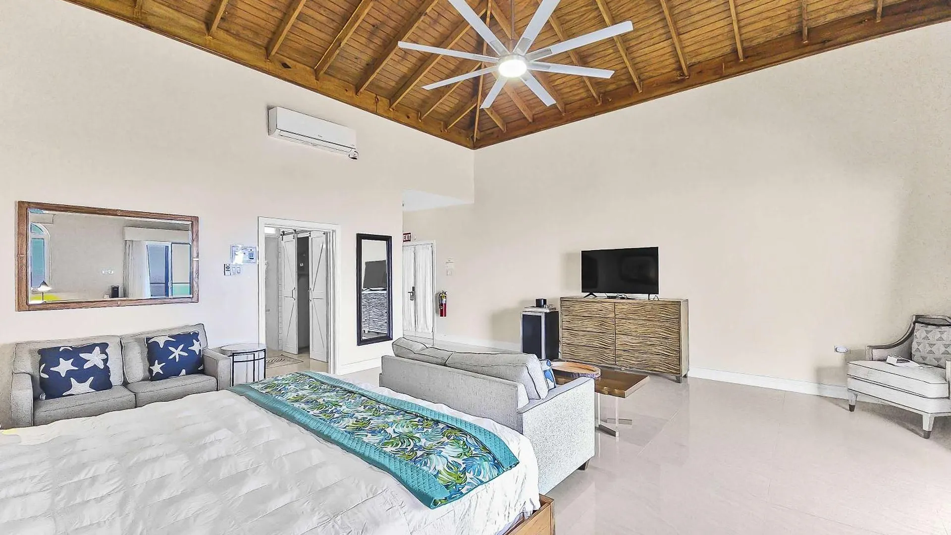 Inn Hospitality Expert Bts 4 - Pool Beach & Bar Montego Bay Jamaica