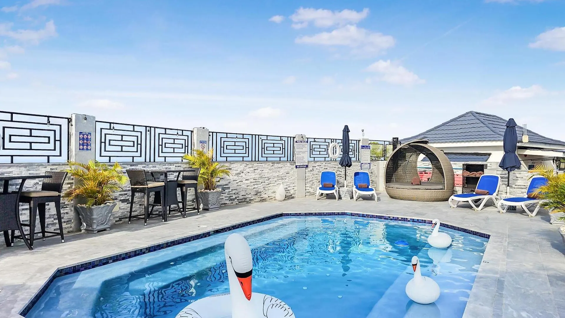Hospitality Expert Bts 4 - Pool Beach & Bar Montego Bay
